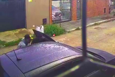 Descontrol en Lanús: jóvenes armados le robaron el auto a pocas cuadras de la comisaría