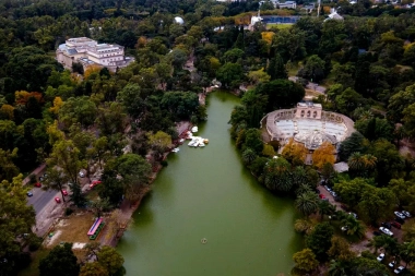 Un proyecto en el Senado bonaerense reaviva la pelea por el Teatro del Lago y el Bosque de La Plata