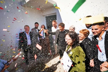 En Lincoln: Kicillof encabezó la entrega de 38 viviendas y hubo un casamiento inesperado en pleno acto