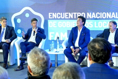 Kicillof se sumó a la marcha de la FAM junto a intendentes y sostuvo los reclamos a Milei por la deuda y fondos