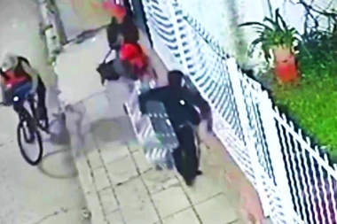 Otra noche descontrolada en Merlo: descarrilaron un portón y saquearon el garaje de una vivienda