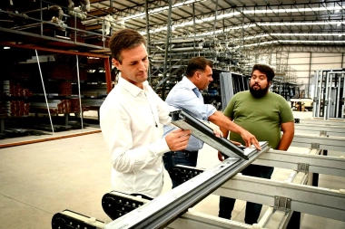 San Vicente: Mantegazza visitó la fábrica Fazzglass y destacó el crecimiento industrial