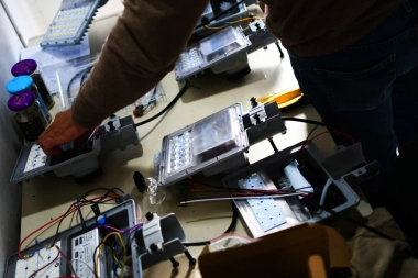 Seguridad vecinal: Magdalena fabrica luminarias LED y reduce un 40% los costos municipales