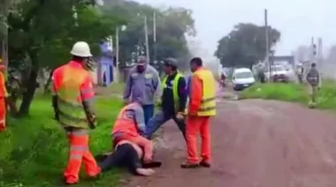 Hartos de la inseguridad: vecinos de Merlo atraparon a ladrón y lo entregaron desnudo a la policía