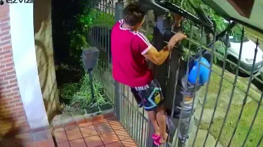 A cara descubierta y con la flexibilidad de un contorsionista, un joven robó un vehículo en Ituzaingó