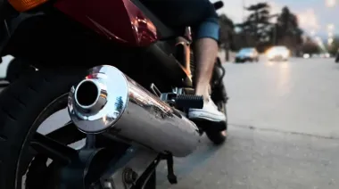 Ruidos molestos: diputados bonaerenses proponen secuestrar y compactar motos con escapes adulterados