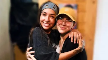 Emotivo encuentro: María Becerra sorprendió a una fan, le pagó el tratamiento y cantaron juntas