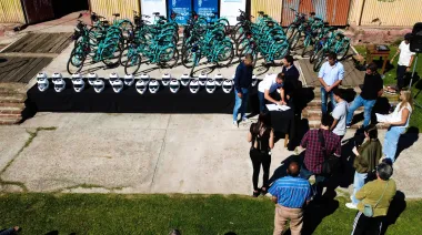 Sciaini recibió a Marinucci en Roque Pérez: entregaron bicicletas, cascos y un alcoholímetro