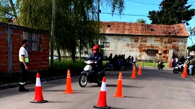 El Municipio de Junín inició un nuevo ciclo de clínicas y entrega de cascos para motociclistas