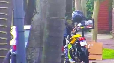 Con una "yuga" robó una moto y fugó en contramano por la colectora