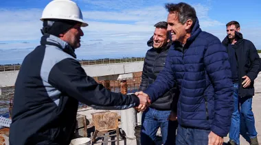 Sciaini recibió a Katopodis y recorrieron las obras en el Río Salado de Roque Pérez