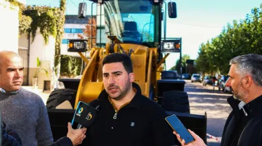 25 de Mayo presentó una nueva Pala Frontal para fortalecer el Plan Estructural de Caminos Rurales