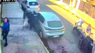 Cartoneros asaltaron a una automovilista que estaba con dos niños en Lanús
