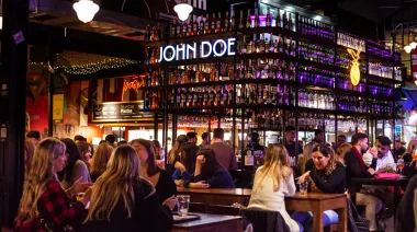 "Descorcha": una noche de vino, música y gastronomía en Baxar Mercado de La Plata