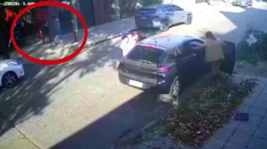 Las arrojaron a la calle, las golpearon y les robaron el auto en Morón