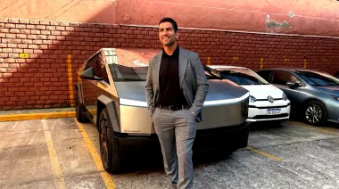 Un diputado libertario apareció en el Congreso en un Tesla Cybertruck y estalló la polémica