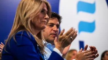 Acorralado por La Cámpora, Kicillof cedió: mencionó a Cristina en un acto de Ensenada y pidió evitar las internas