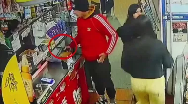 A cara descubierta y delante de clientas, asaltó un comercio en Paso del Rey