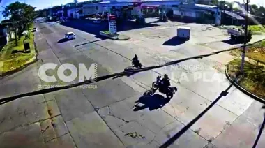 Acechaban un comercio y fueron detenidos con una moto robada en La Plata