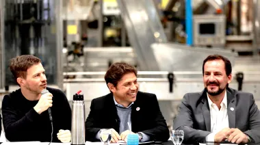 ¿Y dónde está la crisis?: Kicillof creó un nuevo organismo provincial, suma gasto público y premia a un intendente