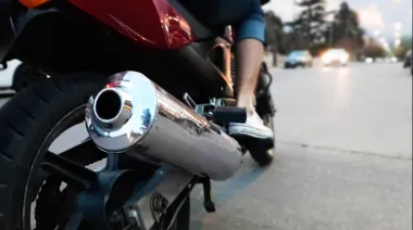 Egüen busca agravar las penas y compactar motos completas por caños de escapes libres
