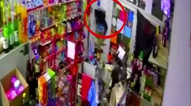 Patadas y cabezazos para romper una puerta y robar un almacén de Mar del Plata
