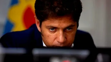 ¿Casual?: A lo Vidal, grabaron a Kicillof comprando figuritas del Mundial 2026 con Cuenta DNI