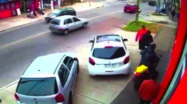 Peligroso ataque de motochorro en Berazategui: aceleró por la vereda y arrebató pertenencias