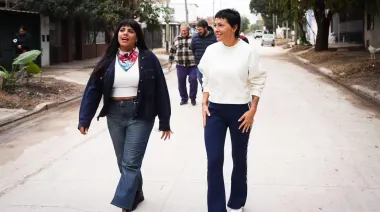 Mayra Mendoza y Eva Mieri recorrieron nuevas cuadras asfaltadas en San Francisco Solano