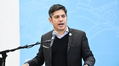 Desde Mar Chiquita: Kicillof entregó escrituras y pidió “cambiar el rumbo de la Argentina” de cara al 2027