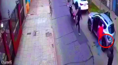 Ataque a jubilados en Tres de Febrero: intentó impedir el robo y la arrojaron del auto en movimiento