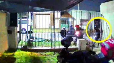 Estaba con el hijo de 11 años: motochorros atacaron y golpearon a una mujer en Avellaneda