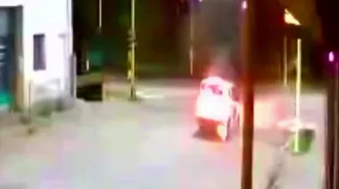 Susto en la madrugada: frenó en un semáforo y le explotó el automóvil