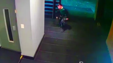 Con una llamativa y disimulada maniobra, robaron vehículos de un garaje en CABA