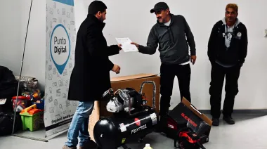 Egüen entregó microcréditos y herramientas a emprendedores de 25 de Mayo