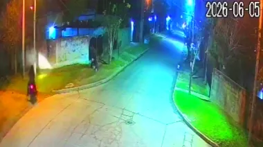 Iba a tomar el colectivo cuando motochorros madrugadores lo patearon y robaron todo