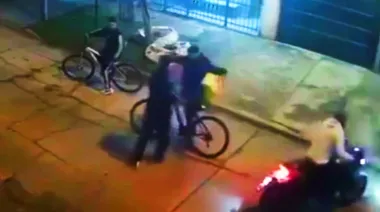 En Merlo, moto-rastreros asaltaron a dos chicos y escaparon con una bicicleta al hombro