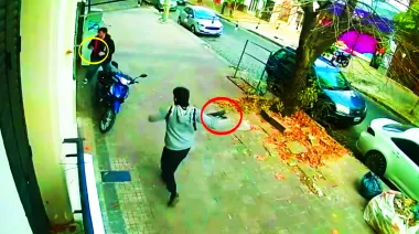 Con una llamativa pistola y rodeado de policías, robó una moto en el centro de La Plata