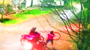 En un barrial y a los tiros, robaron una moto en Merlo