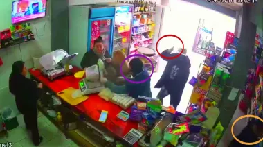 Preparados para atracar un banco o un blindado, banda de encapuchados robó un almacén en Merlo