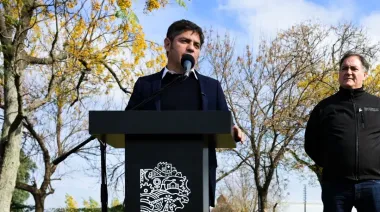 Desde Pergamino, Kicillof apuntó contra el gobierno de Milei e ironizó con el pendrive y Adorni
