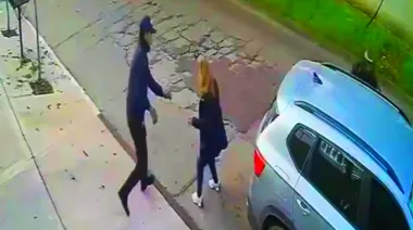 Simuló hablar por teléfono y asaltó a una mujer en Merlo