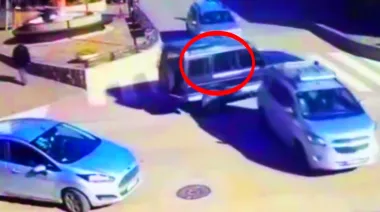 Inseguridad en Villa Gesell: robaron una camioneta, escaparon a la ruta y la volcaron en el campo