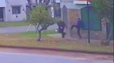Motochorros interceptaron y golpearon a un adolescente en La Plata