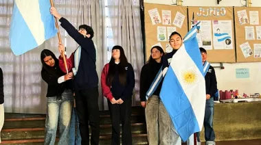 Sciaini presenció el acto de cambios de Bandera de Ceremonia en la ES Nº1 de Roque Pérez