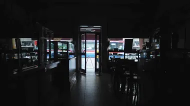 Frío, oscuridad y bronca: miles de vecinos siguen sin luz en Avellaneda