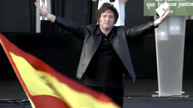 Milei bancó a Adorni desde España, pero dejó una advertencia que sacudió al Gobierno