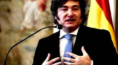 Milei bancó a Adorni desde España, pero dejó una advertencia que sacudió al Gobierno