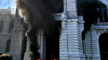 Caos, detenidos y fuego: llamas en la Municipalidad de La Plata por una protesta de cooperativistas