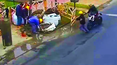 Imprudencia le pudo costar la vida: conductor no lo pudo esquivar y lo hizo volar a la vereda
